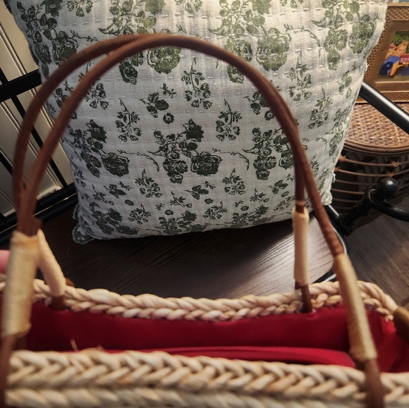 Stylish Woven Handbag with Floral Accents - Picture 6 of 6